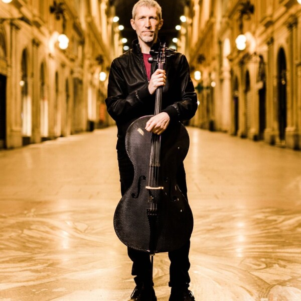 Il violoncellista e compositore ligure Stefano Cabrera (GnuS Cello)